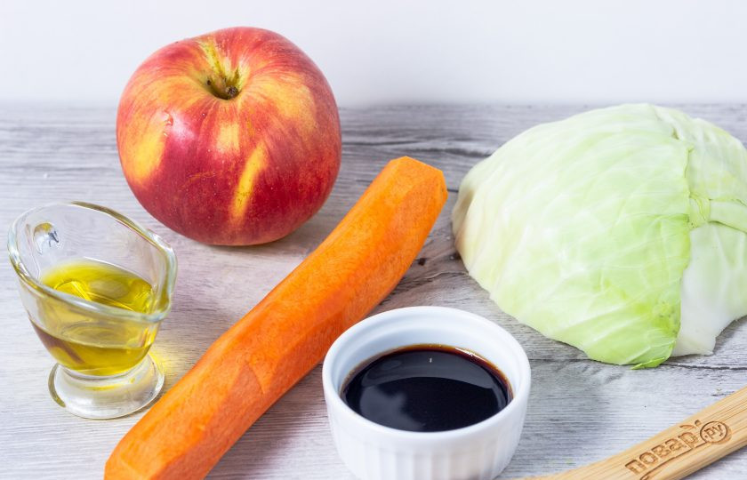 1. Этап. Капуста с соевым соусом: Подготовьте все основные ингредиенты.