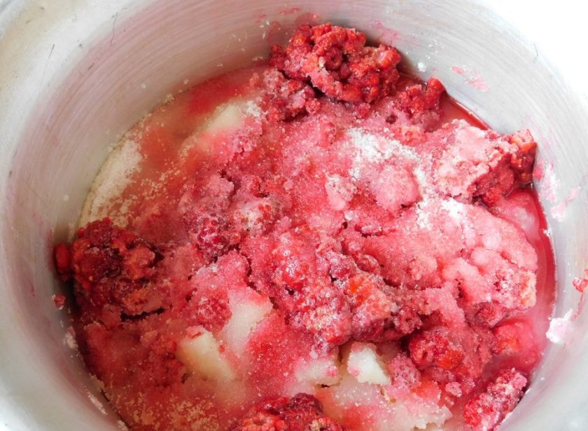 1. Этап. Варенье из дыни с малиной: Добавьте малину и засыпьте сахаром. Оставьте на время, чтобы выделился сок.