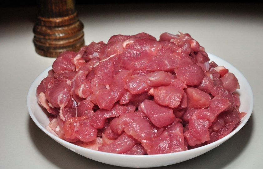 1. Этап. Домашняя сыровяленая колбаса: 3. Нарезаем мясо на кусочки. На фото кусочки показаны крупные. Я же рекомендую измельчить их как можно мельче (по типу рубленых котлет). Можно пропустить через крупную мясорубку.