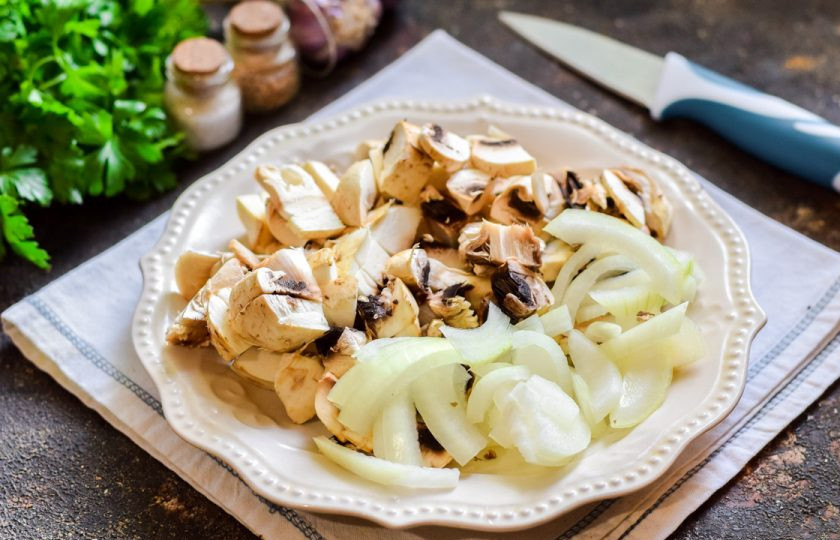 1. Этап. Салат Соренто: Очистите лук и сполосните, нарежьте полукольцами или полосками. Шампиньоны вымойте и нарежьте пластинами.