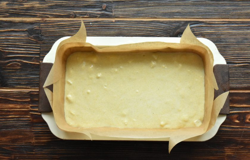 1. Этап. Проя: Подготовьте форму для выпечки. Хлеб можно испечь в форме для хлеба или кекса. Металлическую форму желательно выстелить пергаментной бумагой. Переложите тесто в форму.