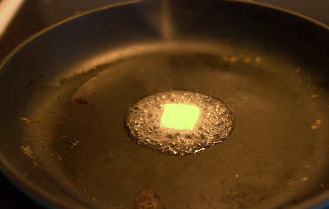 1. Этап. Яичница с творогом: 3. Сковороду отправьте на огонь, добавьте кусочек сливочного масла и растопите его.