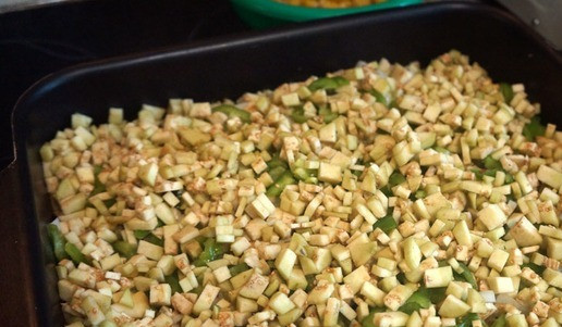 1. Этап. Курица с овощами в духовке: На перец – баклажан.