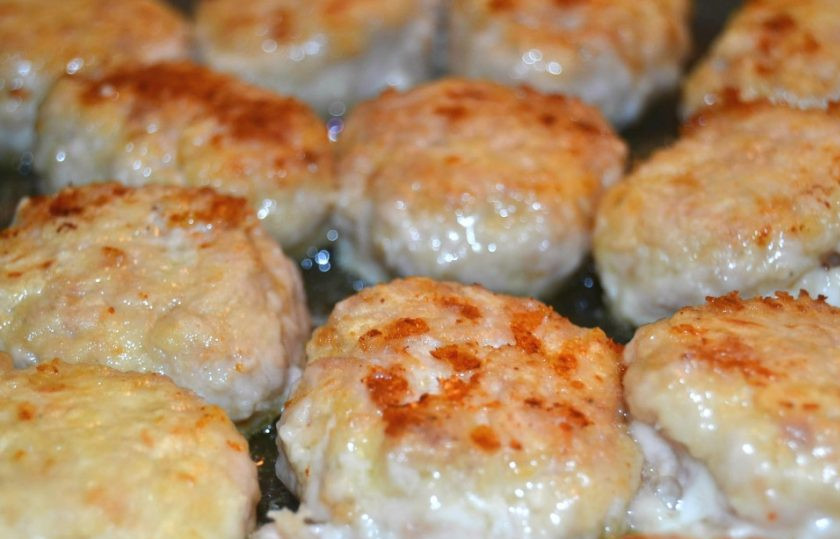 1. Этап. Котлетки из фарша: 7. Разогрейте сковороду с оливковым маслом. Обжарьте котлетки с двух сторон до золотистой корочки.