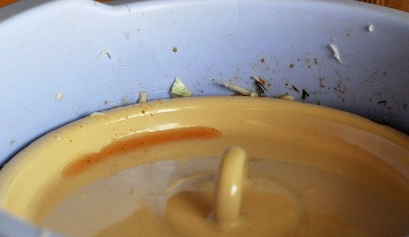 1. Этап. Кимчи из белокочанной капусты: Накройте миску крышкой и оставьте капусту мариноваться на ночь при комнатной температуре. Затем переложите ее в стеклянную емкость и храните в холодильнике.