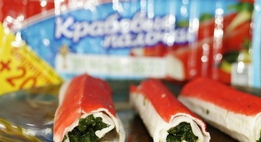 1. Этап. Рулетики из теста фило с крабово-сырной начинкой: 3. Сверните палочки обратно рулетиком.