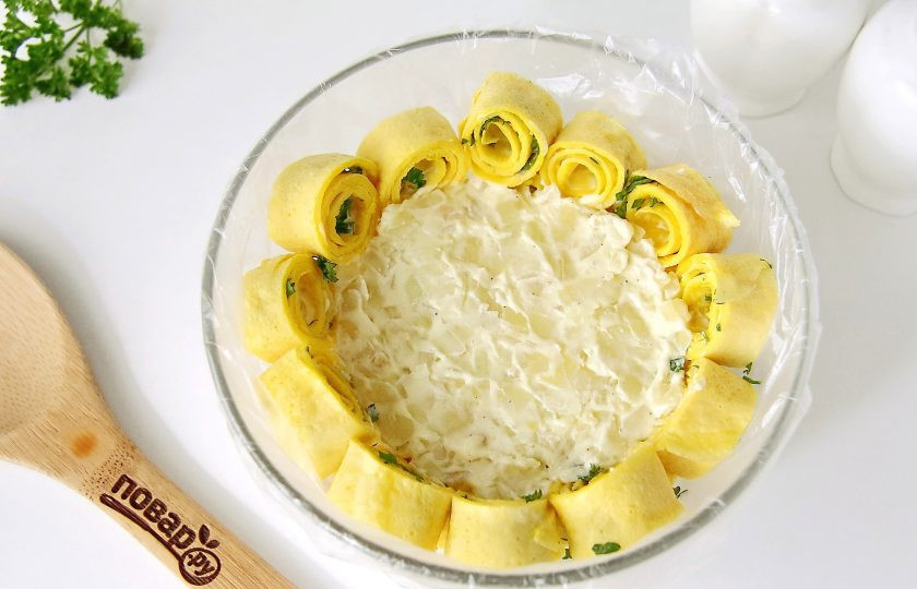 1. Этап. Салат Шарлотка: Сверху положите половину картофельной массы и тщательно утрамбуйте ее ложкой.