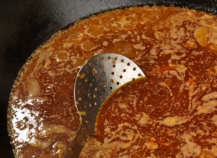 1. Этап. Шавля по-узбекски: 7. Теперь в казан можно влить воду, добавить соль и перец. Шавля по-узбекски в домашних условиях готовится с минимумом специй. Количество воды зависит от выбранного сорта риса и желаемой консистенции блюда. Каша перед подачей не настаивается!