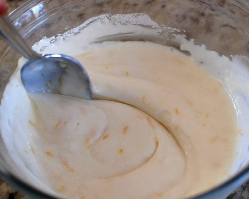 1. Этап. Лимонный кекс с майонезом: 9. Смешайте сахарную пудру, цедру одного лимона, 3 столовые ложки лимонного сока до образования глазури.