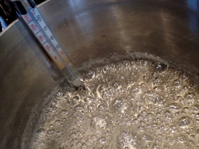 1. Этап. Капкейки с лимонным курдом и меренгой: 14. Варите после растворения до 125 градусов, не перемешивайте смесь.