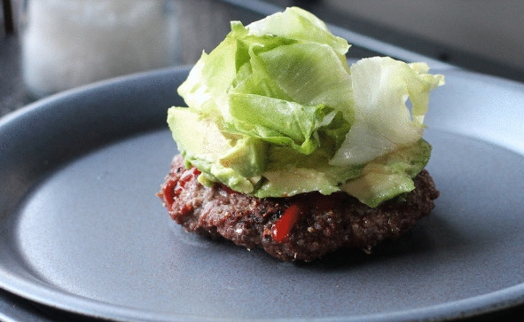 1. Этап. Бургер без булочки: 5. Сверху выложите лист салата.