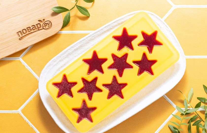 1. Этап. Кето-мармелад: Разлейте по порционным формочкам для конфет или можно влить в одну большую форму, а затем нарезать мармелад кубиками. Остудите и уберите в холодильник на 1-2 часа застывать.