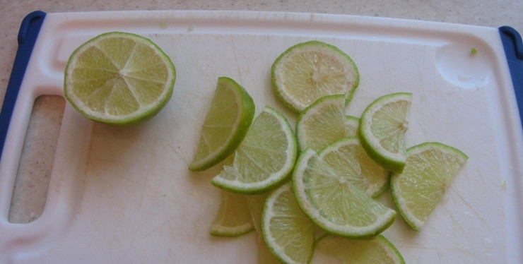 1. Этап. Суп с морепродуктами: Лайм нарежьте дольками.