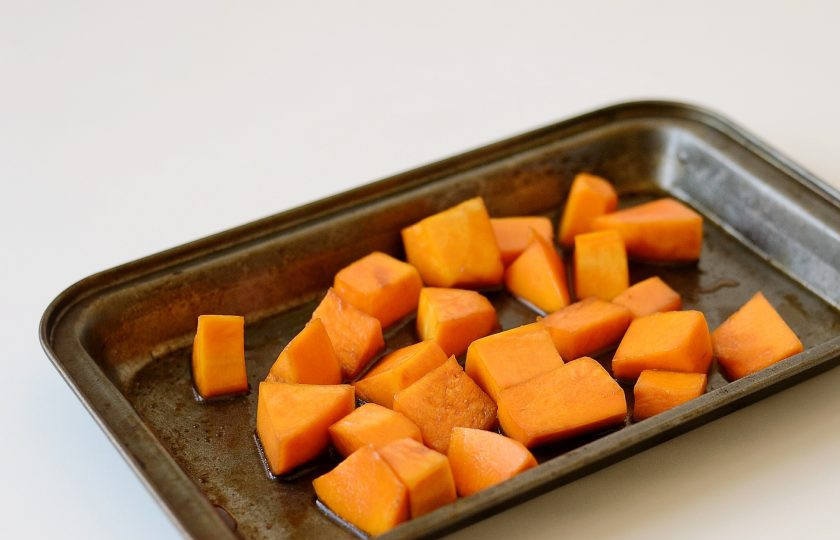 1. Этап. Азиатский суп с тыквой и брокколи: Тыкву нарежьте кубиками, сбрызнете растительным маслом и соевым соусом, запекайте в заранее разогретой до 225 градусов духовке 30 минут.