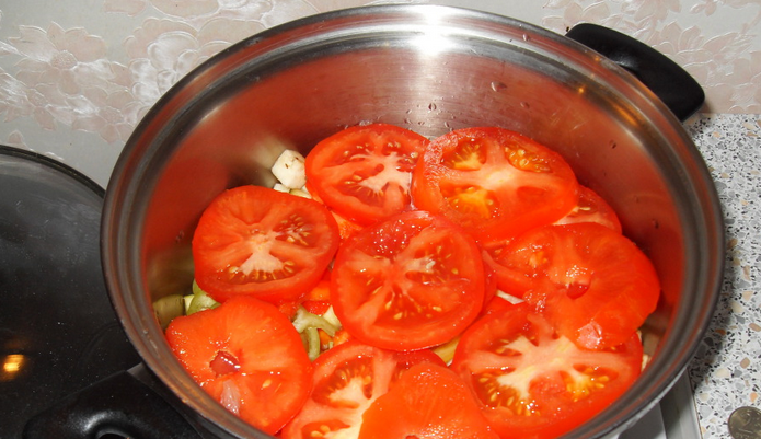 1. Этап. Кролик в чесночном соусе: Добавьте к кролику промытые и порезанные произвольным образом овощи: томаты, морковь, лук и кабачок. Тушите еще 15 минут.