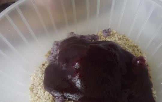 1. Этап. Курица по-азербайджански: Теперь по поводу лавашаны: в принципе сегодня вы без особого труда можете отыскать ее на любом рынке, но уж если не найдете, то ее легко можно заменить любым кислым соусом, тогда вам понадобится 3-4 столовые ложки соуса. В моем случае использовался соус из кизиля, поэтому я выложила его в миску к остальным ингредиентам и хорошенько перемешала.