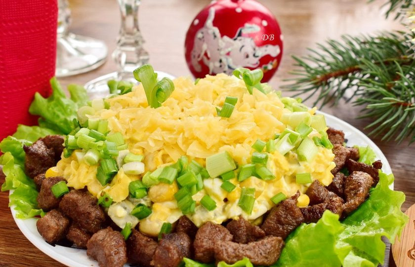 1. Этап. Вкуснейший салат Cказочная поляна: На блюдо для подачи положите салатные листья, по краю - кусочки мяса. В центр - салат, сверху - тертый сыр. Между мясом и сыром - измельченный зеленый лук. Приятного аппетита!