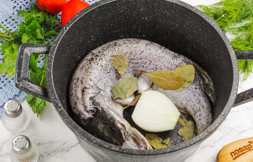 1. Этап. Отварная щука: Выложите тушку рыбы в кастрюлю или казан, добавьте лавровые листья, лук.