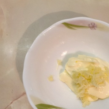 1. Этап. Салат Острые ощущения: Чеснок очистить, пропустить через пресс и смешать с майонезом. Морковь по-корейски выложить в глубокую миску, смешать с майонезно-чесночной смесью и дать постоять 30мин.