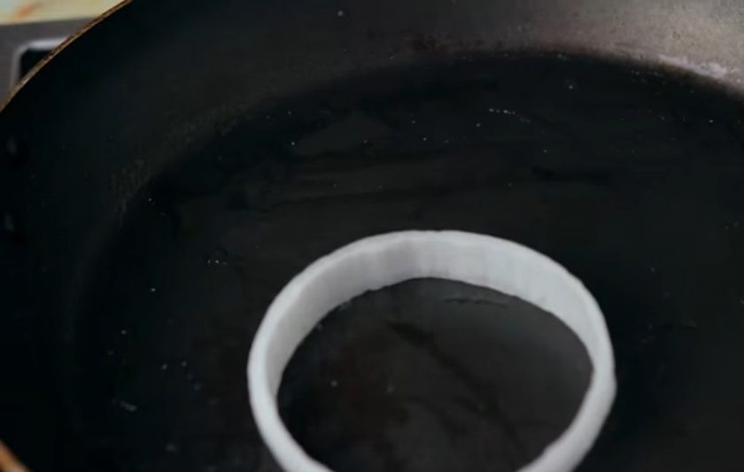 1. Этап. Яичница в хлебе, перце и луке: 2. Далее очистите от кожуры лук, разрежьте его на толстые кружочки и возьмите самые большие. Ровно отрежьте ломтик хлеба и вырежьте в нем отверстие (любой формы, у меня вышло прямоугольное).