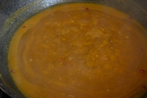 1. Этап. Фрикадельки из индейки в цитрусовой глазури: На среднем огне доводим соус до загустения, около 1 минуты.