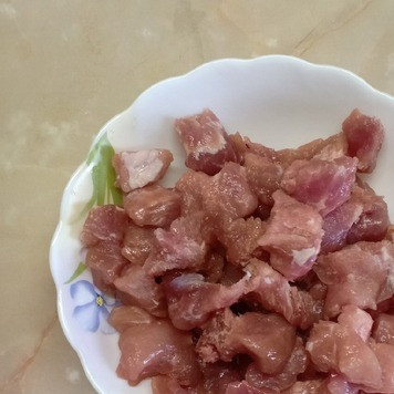 1. Этап. Азу из говядины или свинины: Мясо нарезать средними кусочками и выложить в миску.