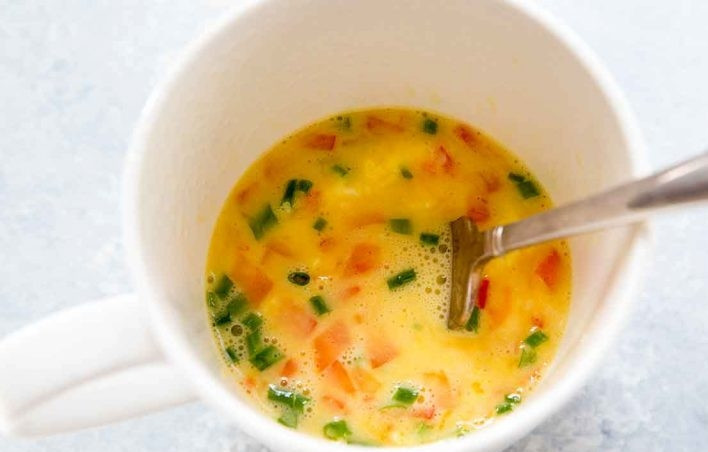 1. Этап. Омлет в микроволновке за 5 минут: 6. Достаньте чашку и перемешайте омлет, снова отправьте его на 30 секунд. Повторите процесс еще 2-3 раза.