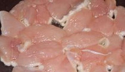 1. Этап. Мясо по-французски с курицей: 2. Промыть куриное филе и немного обсушить его. Нарезать мясо ломтиками. Так же как и картофель, мясо обжарить на растительном масле, пока не появится корочка.