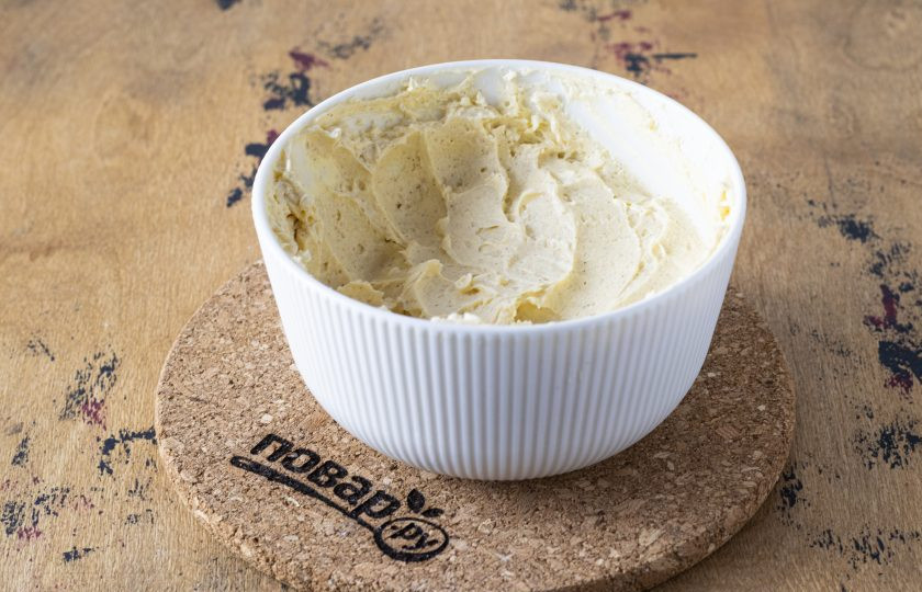 1. Этап. Медово-коричное масло: Должна получиться однородная, воздушная масса.