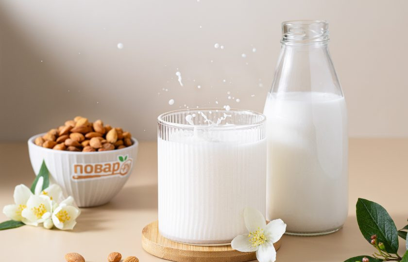 1. Этап. Абрикосовое молоко: Перелейте абрикосовое молоко в плотно закрывающуюся бутылку и уберите в холодильник на хранение. Молоко из абрикосовой косточки готово!