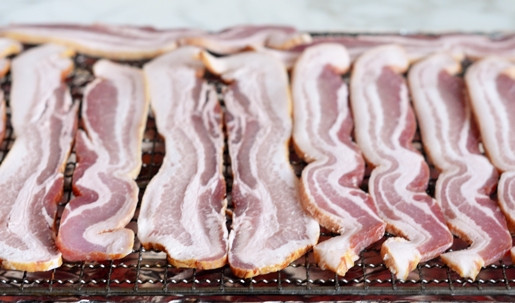 1. Этап. Бекон в сиропе: Бекон нарежьте тонкими полосками. Отправьте в духовку на решётке на 20 минут при 180 градусах.