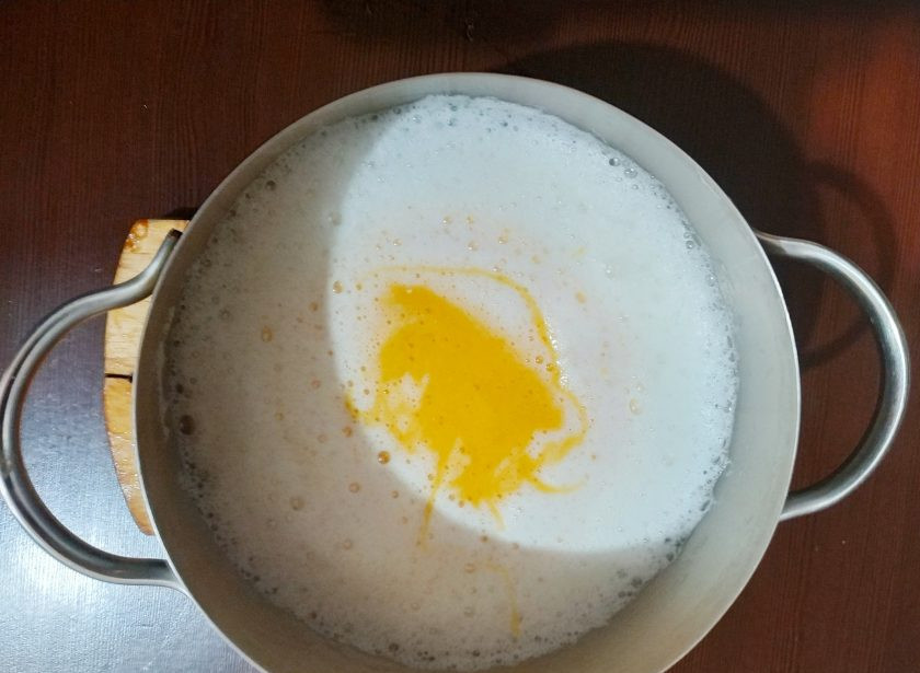 1. Этап. Торт Карамельная девочка: Пока остывают коржи, приготовьте крем. Молоко с сахаром и яичными желтками поставьте на огонь, варите до закипания, постоянно помешивая. Затем всыпьте крахмал и ванилин, варите до загустения. Накройте кастрюлю с кремом пленкой впритык и поставьте остывать.