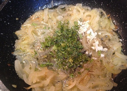 1. Этап. Паста по-турецки с кефиром, луком и соленым сыром: 5. Добавляем к луку измельченный чеснок, молотый перец и зелень (у меня сушеная петрушка). Готовим минутку-полторы.