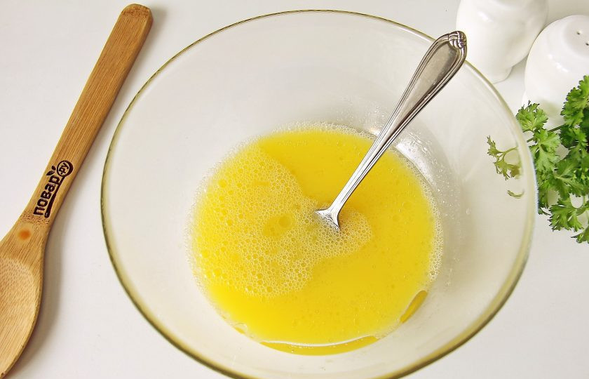 1. Этап. Пельмени из цельнозерновой муки: В глубокую миску налейте воду, добавьте 0,5 ч.л. соли, яйцо и растительное масло. Перемешай все между собой.