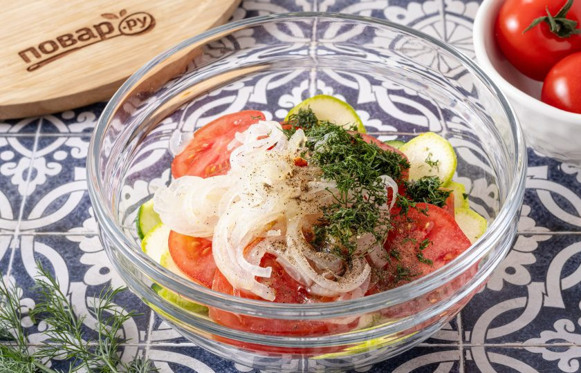 1. Этап. Салат с огурцами, кабачками и помидорами: Добавьте к остальным ингредиентам маринованный репчатый лук, измельченный чеснок и мелко порезанный укроп. Посолите и поперчите по вкусу.