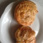 Слоёные рулетики с курицей и сыром Для начала я подготовила все продукты. Филе и тесто разморозила. Все остальное достала из холодильника. Из филе сделала обыкновенные отбивные, посолила. По желанию можно посыпать любимыми специями. Сыр порезала тоненькими пластиками. Можно и на терке потереть. На посыпаном мукой столе раскатала тесто скалкой. Получилось примерно 2-3 мм толщиной. Включила разогреваться духовку. Противень застелила пергаментной бумагой. Я ничем не смазывала. Но если боитесь, что может пристать, то можно сбрызнуть водой. Маслом смазывать не обязательно. На тесто выложила отбивные и
