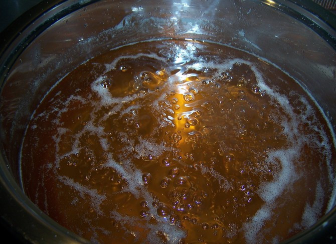 1. Этап. Пахлава домашняя: Мешаем мед и розовый сироп. Варим минут 5.