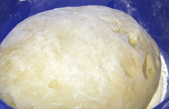 1. Этап. Паляница украинская: Отварной картофель превращаем в пюре. Для теста взбиваем яйца с солью и кефиром. Постепенно подсыпаем муку, замешиваем тесто. Оно должно получится эластичным.