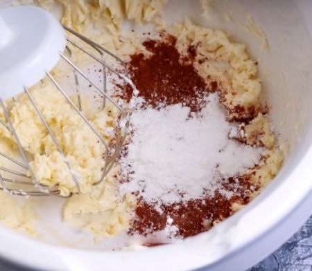 1. Stage. Chocolate butter: Add the powdered sugar and cocoa to the finished butter. Beat with a mixer again until smooth. I don’t advise adding sugar otherwise grains will remain.