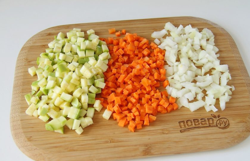 1. Этап. Суп с рисом и кабачком: Кабачок, морковь и лук нарежьте кубиками.