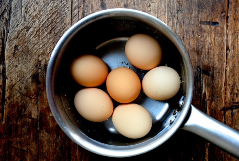 1. Этап. Нисуаз с лососем: Отварите яйца: сначала поставьте на огонь в кастрюльке с холодной водой, дайте закипеть, выключите огонь и дайте постоять в горячей воде 5 минут. Потом обдайте холодной водой и переложите яйца в тарелку.