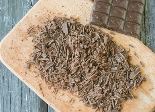 1. Этап. Бельгийские вафли для электровафельницы: Тем временем шоколад превратите в крошку.