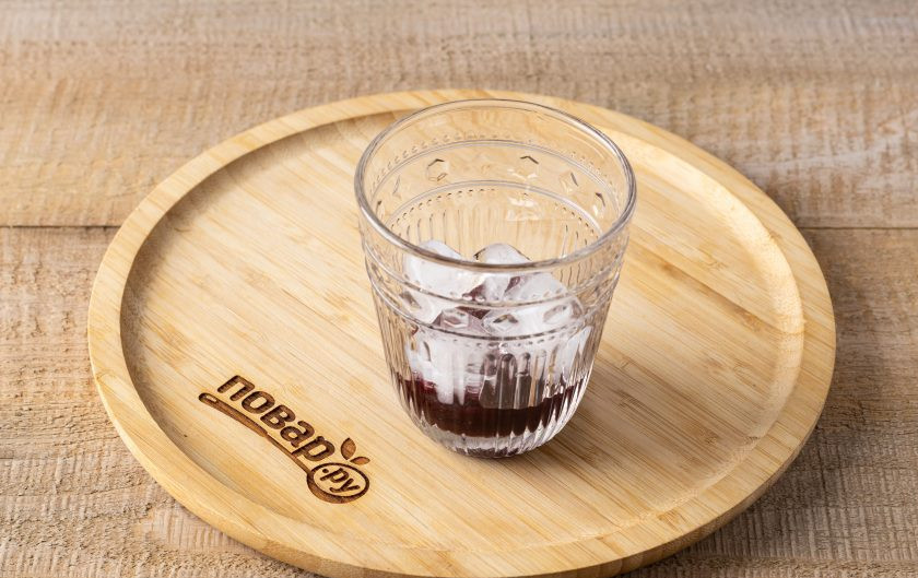 1. Этап. Холодный кофе с вареньем: Пару кубиков льда.