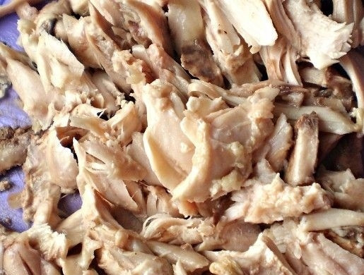 1. Этап. Салат с зеленой редькой: 1. Курицу мою, затем отвариваю до готовности и остужаю, отделяю мясо от кости.