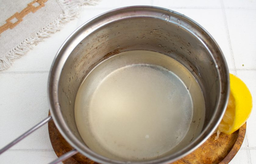 1. Этап. Лимонный чизкейк без выпечки: Приготовьте желе. В сотейнике смешайте воду, сахар и сок лимона. Доведите до кипения.