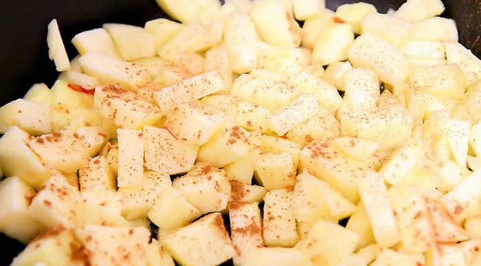 1. Этап. Блинчики с творогом и яблоками: Для начала нужно испечь блинчики (об этом ниже). Займемся начинкой. Яблоки очистите от кожуры и нарежьте мелкими кубиками. Высыпаем яблоки на сковороду, присыпаем сахаром и корицей.