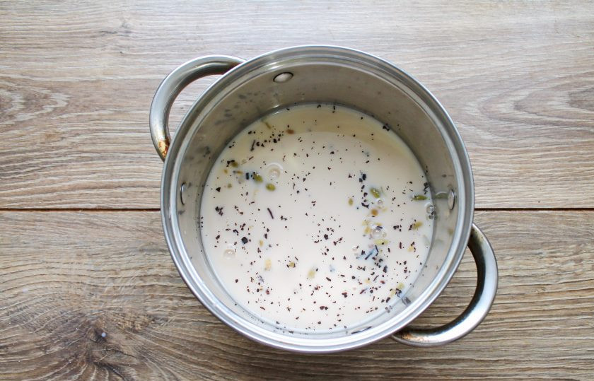 1. Этап. Бедуинский чай Карак: Влейте в кастрюлю молоко и доведите все до кипения на медленном огне. Варите чай еще три минуты.