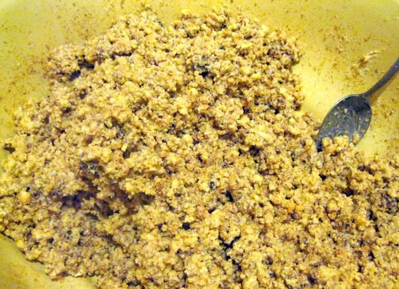 1. Этап. Торт Замок: Для начала мы замешиваем тесто, соединив вместе сметану, сахар, маргарин, муку и разрыхлитель. Как вы уже поняли, основу торта составляет тесто как для муравейника, только нам понадобится его в три раза больше. Отправляем тесто в холодильник на пол часа, а затем перекручиваем его через мясорубку. Выкладываем на противень, покрытый пекарской бумагой, и ставим в разогретую до 180 градусов духовку минут на 10-15. Тем временем приготовим крем: размягченное сливочное масло взбиваем при помощи миксера в течение 10-15 минут. Далее постепенно начинаем добавлять сгущенное молоко и продолжаем взбивать массу до однородного состояния, главное, чтобы температура масла и сгущенки была одинаковая, тогда крем будет вкусный. Когда запеченные коржи из теста остынут, разламываем их на мелке кусочки и смешиваем с приготовленный тестом.