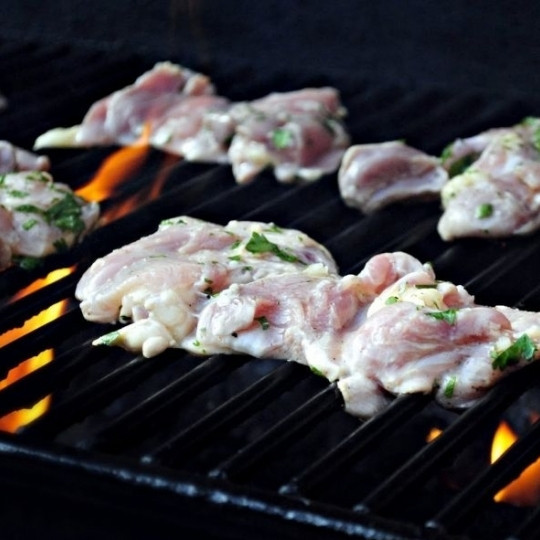 1. Этап. Куриные бедрышки, маринованные в пиве: Затем нам останется слить маринад с мяса, а само мясо обжарить на гриле (или, если такого не имеется, на обычной сковороде). Жарим пару-тройку минут с одной стороны...