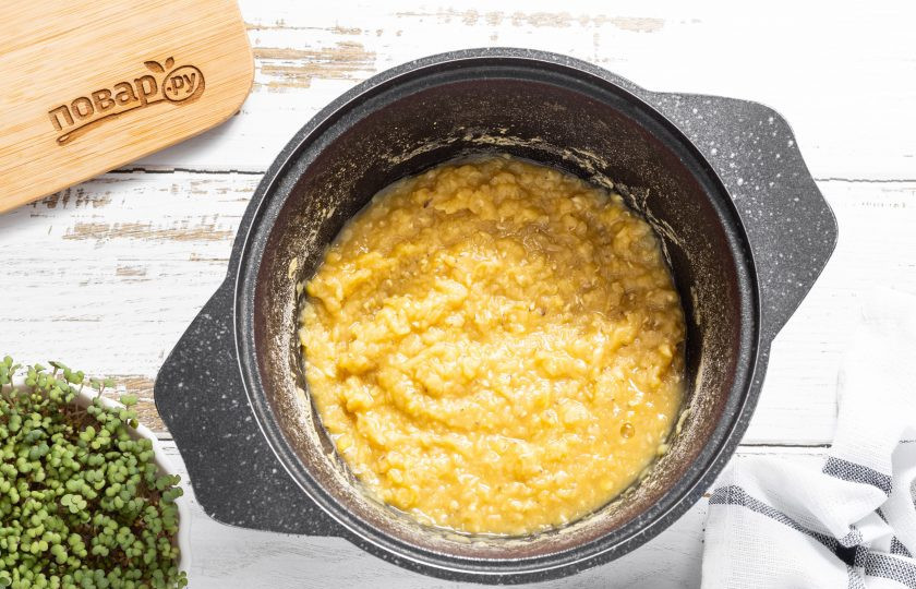 1. Этап. Хумус из красной чечевицы: Доведите до кипения и варите на умеренном огне, под крышкой, около 5 минут. Чечевица должна стать мягкой и впитать воду.